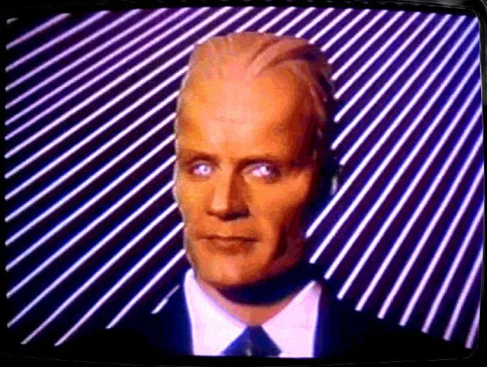 Max Headroom e sua Mesa Cyberpunk